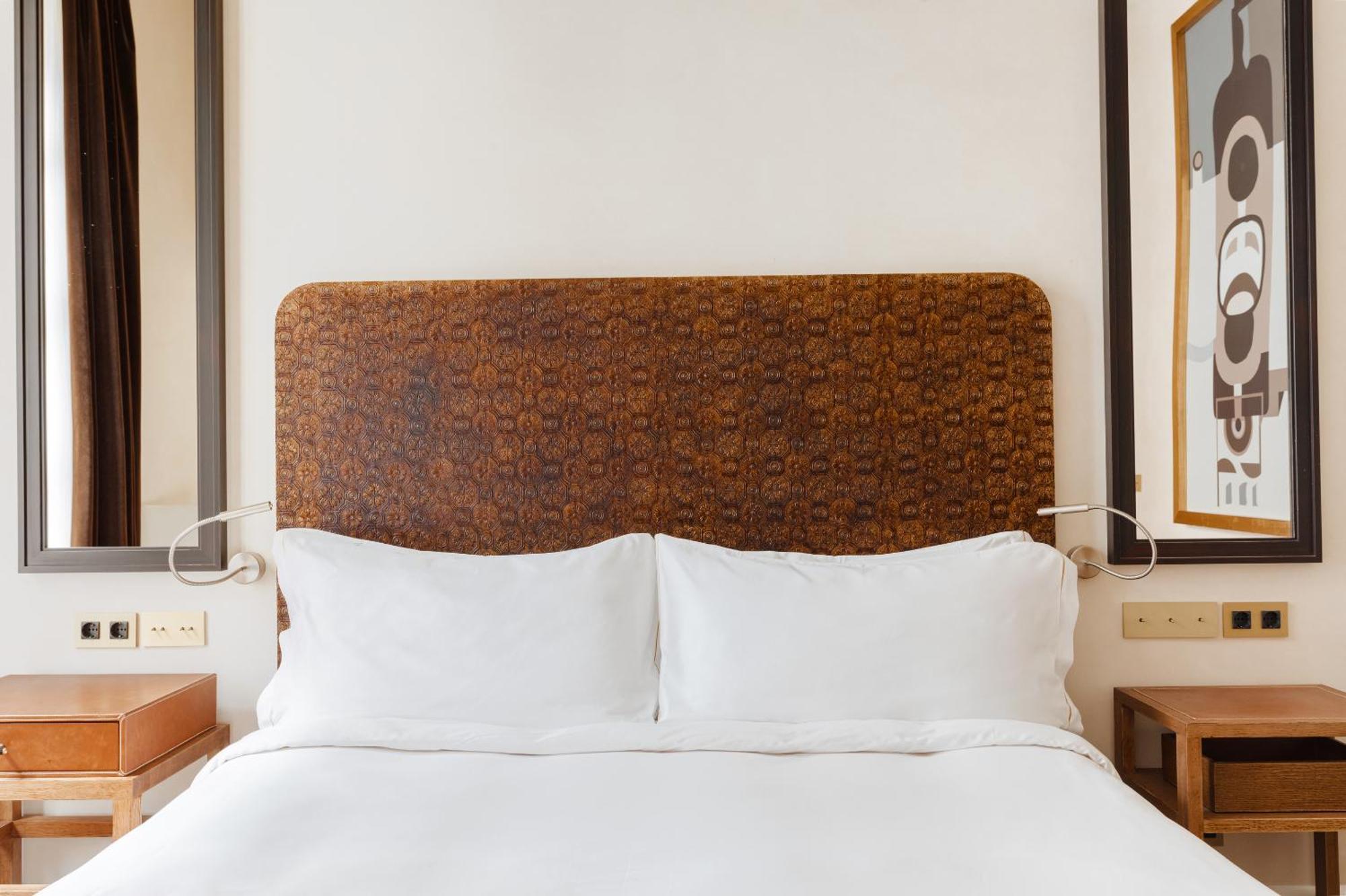 โรงแรมโดพลสคาเรียลจีแอล บาร์เซโลนา ห้อง รูปภาพ A bed with a headboard