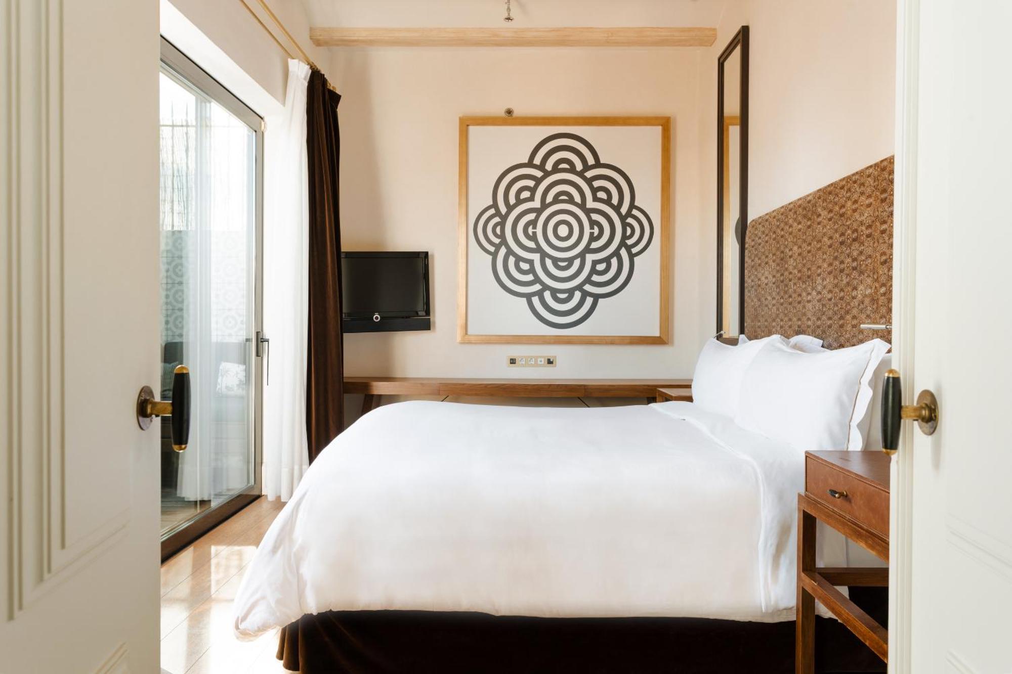 โรงแรมโดพลสคาเรียลจีแอล บาร์เซโลนา ห้อง รูปภาพ A bedroom at the hotel