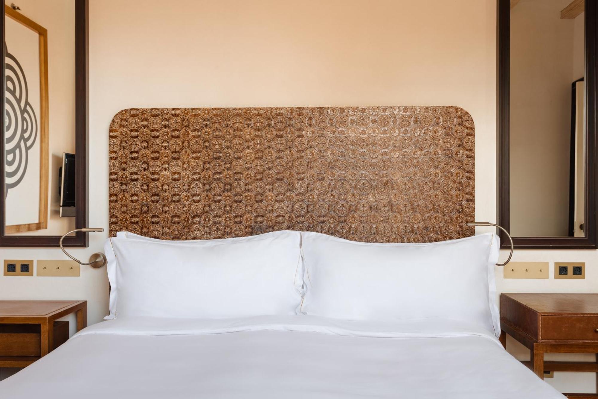 โรงแรมโดพลสคาเรียลจีแอล บาร์เซโลนา ห้อง รูปภาพ A bed with a headboard