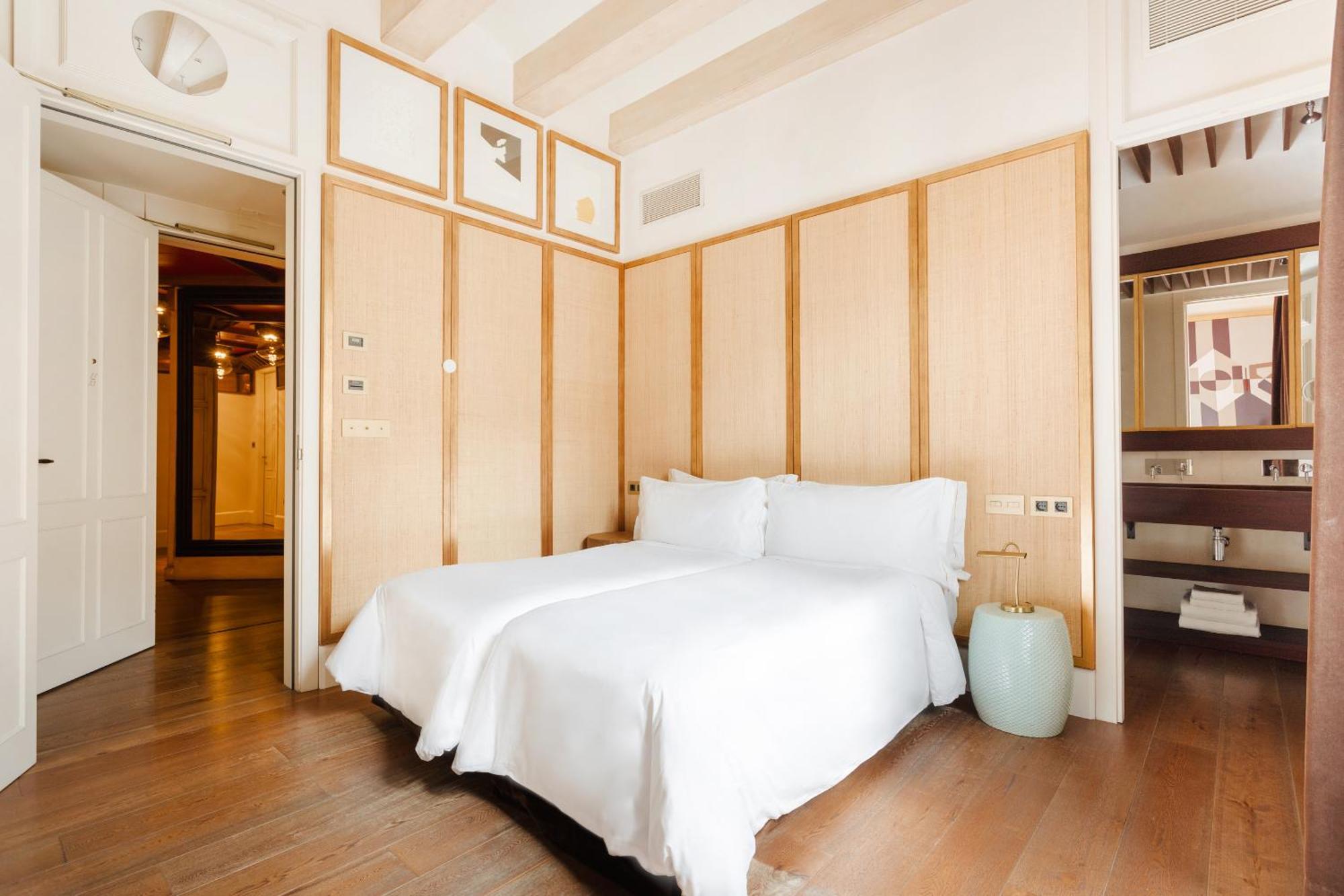 โรงแรมโดพลสคาเรียลจีแอล บาร์เซโลนา ห้อง รูปภาพ A room at the hotel
