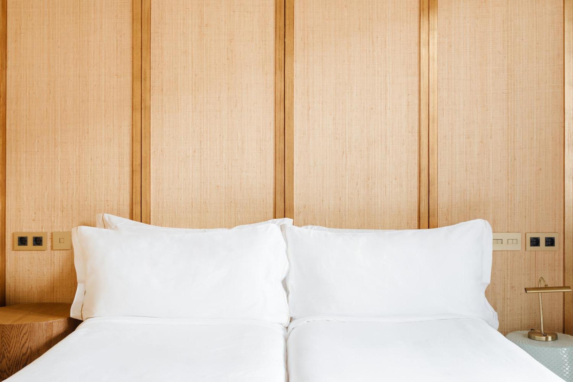 โรงแรมโดพลสคาเรียลจีแอล บาร์เซโลนา ห้อง รูปภาพ A bed with two pillows