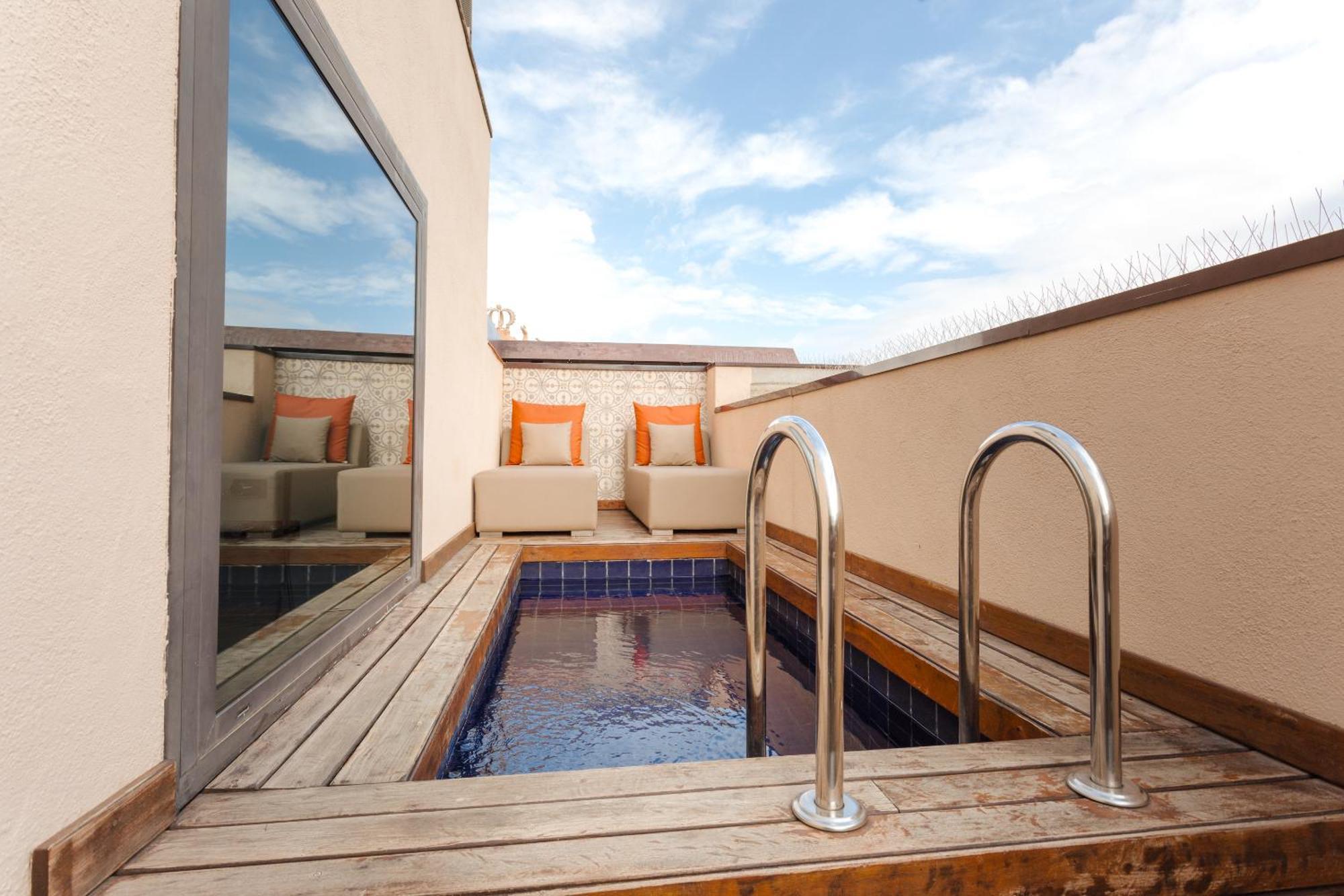 โรงแรมโดพลสคาเรียลจีแอล บาร์เซโลนา ห้อง รูปภาพ A private pool at a hotel