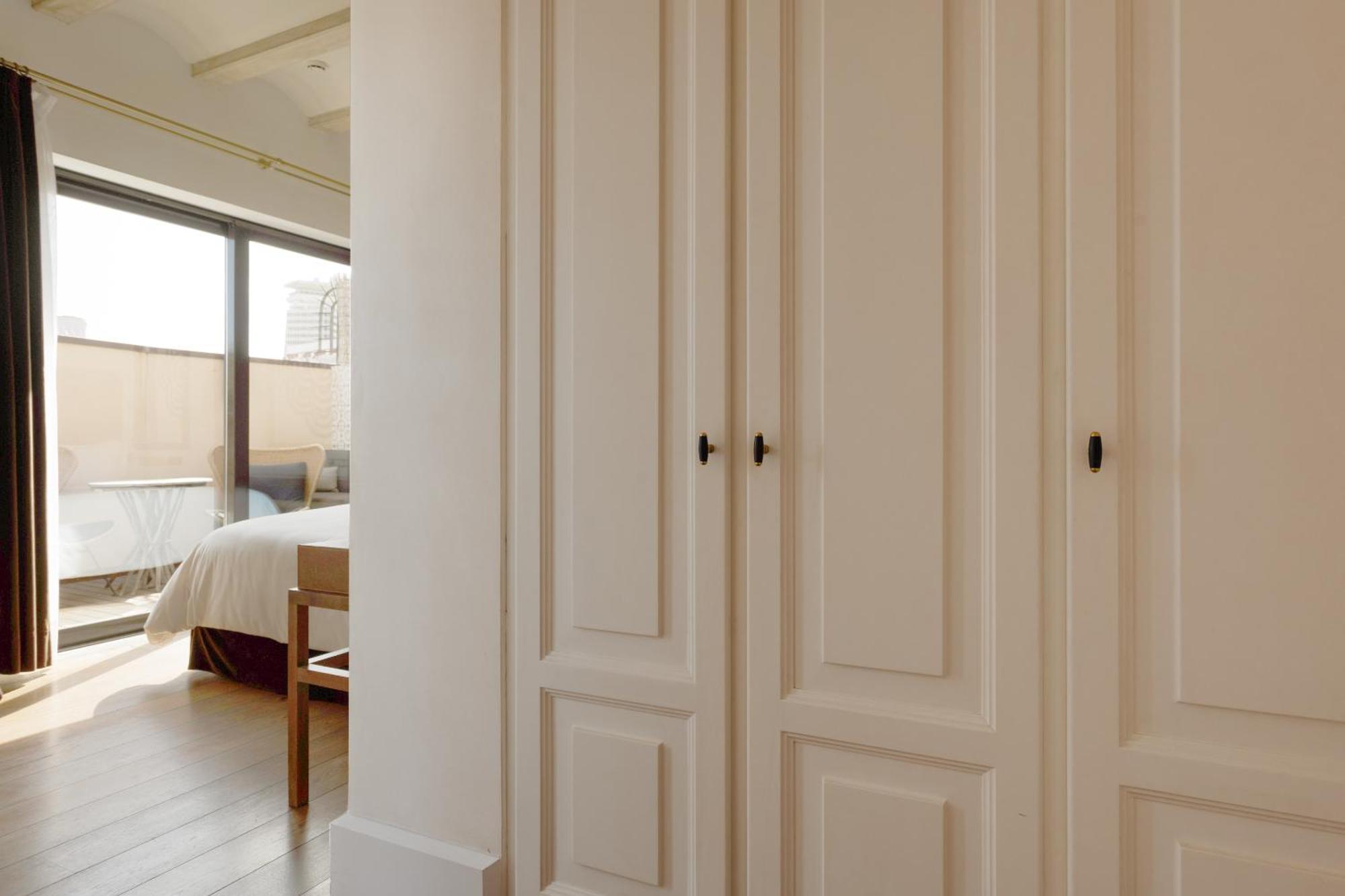 โรงแรมโดพลสคาเรียลจีแอล บาร์เซโลนา ห้อง รูปภาพ A wardrobe