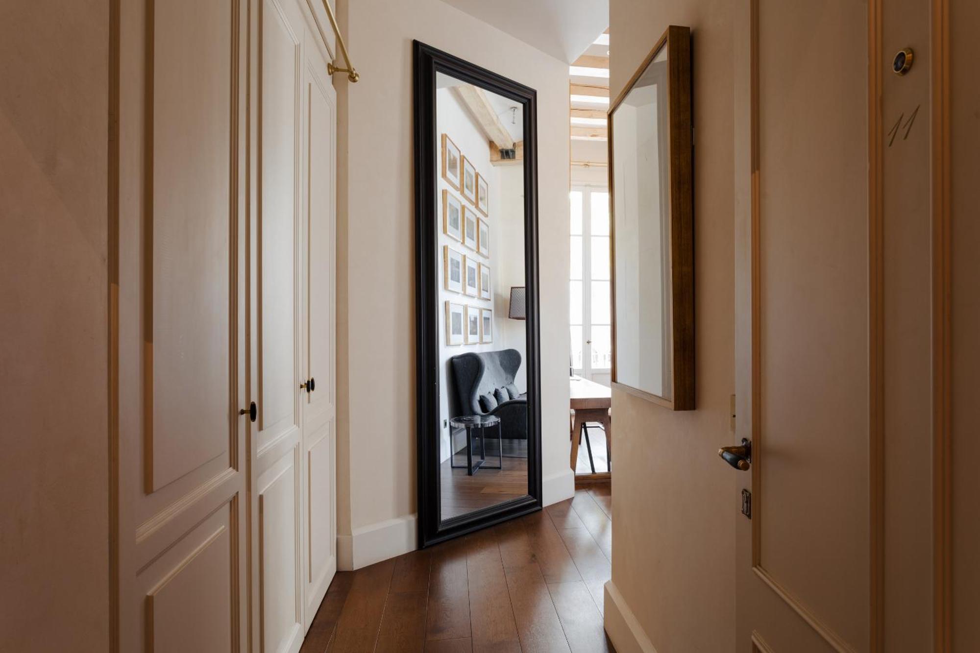 โรงแรมโดพลสคาเรียลจีแอล บาร์เซโลนา ห้อง รูปภาพ A mirror in a home