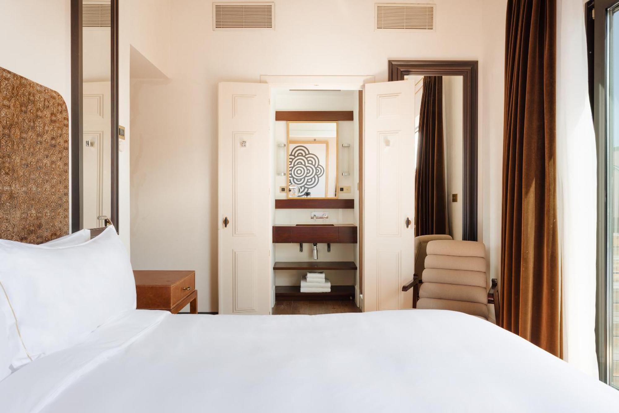 โรงแรมโดพลสคาเรียลจีแอล บาร์เซโลนา ห้อง รูปภาพ A guest room at the hotel