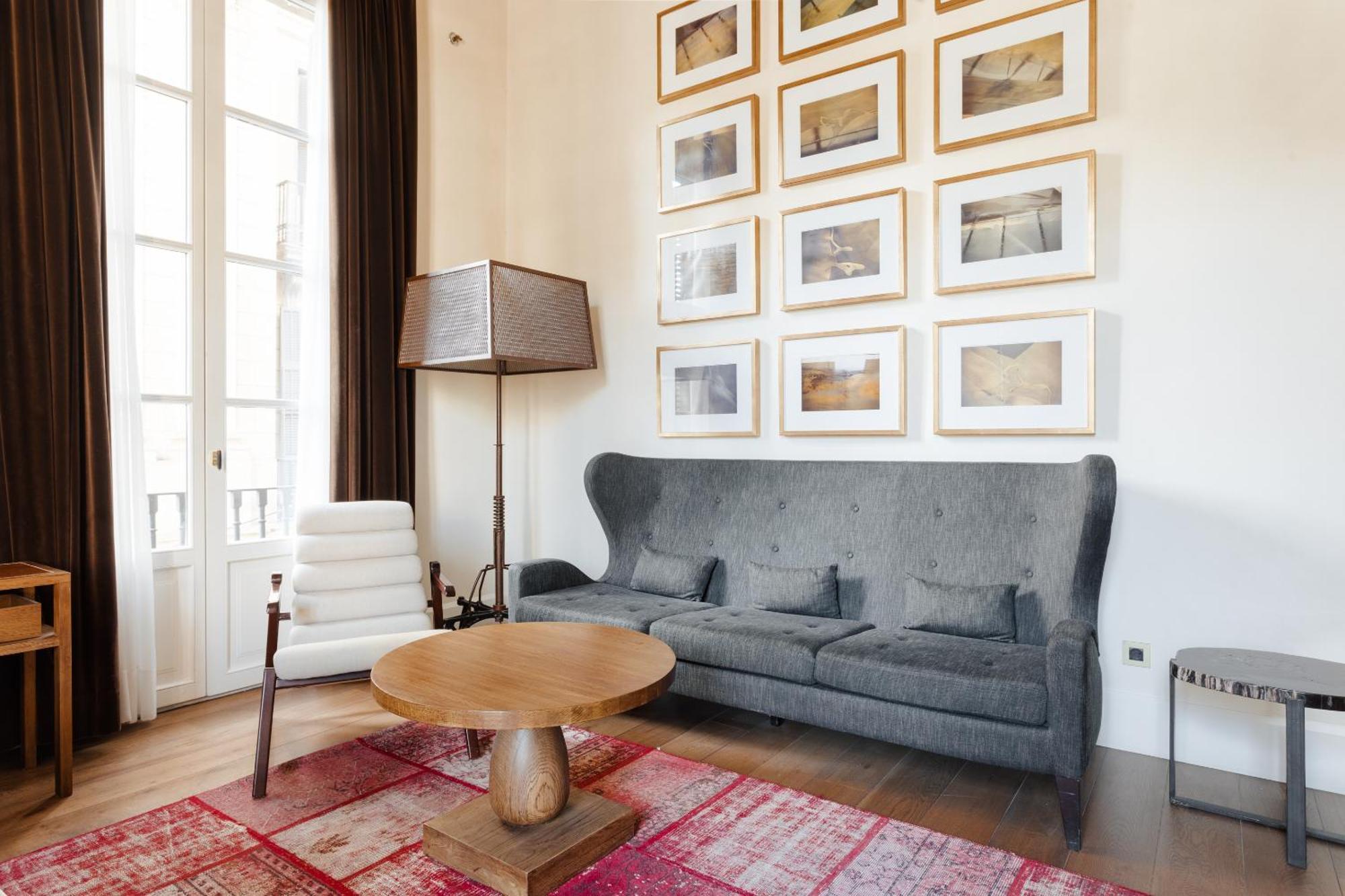 โรงแรมโดพลสคาเรียลจีแอล บาร์เซโลนา ห้อง รูปภาพ A sofa