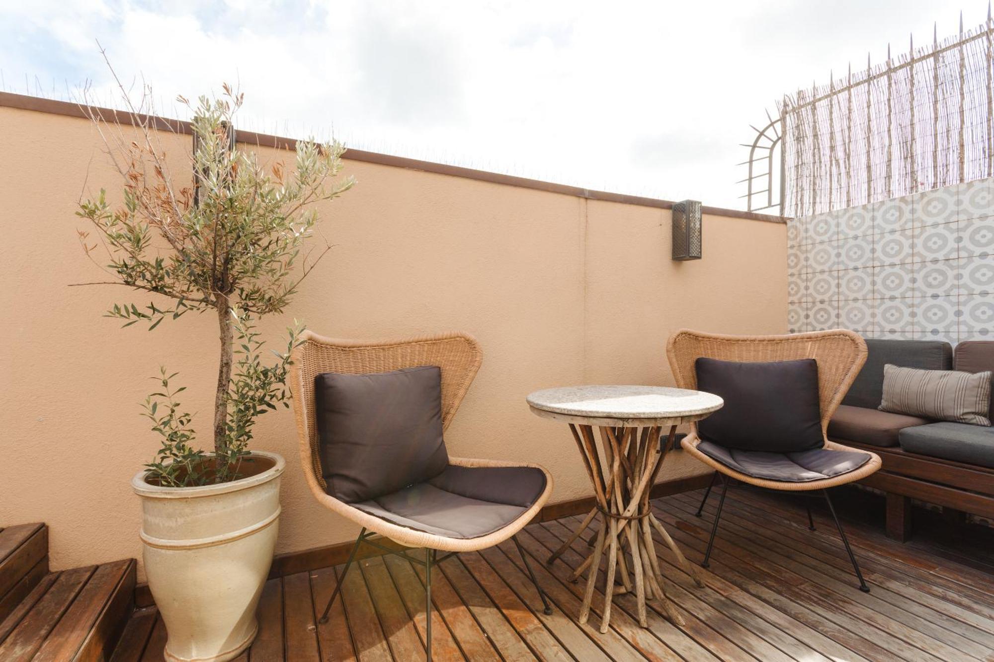 โรงแรมโดพลสคาเรียลจีแอล บาร์เซโลนา ห้อง รูปภาพ A balcony