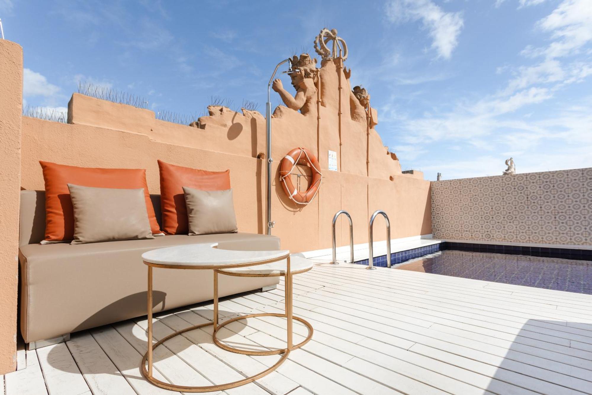 โรงแรมโดพลสคาเรียลจีแอล บาร์เซโลนา ภายนอก รูปภาพ The pool deck of the 100 Suite