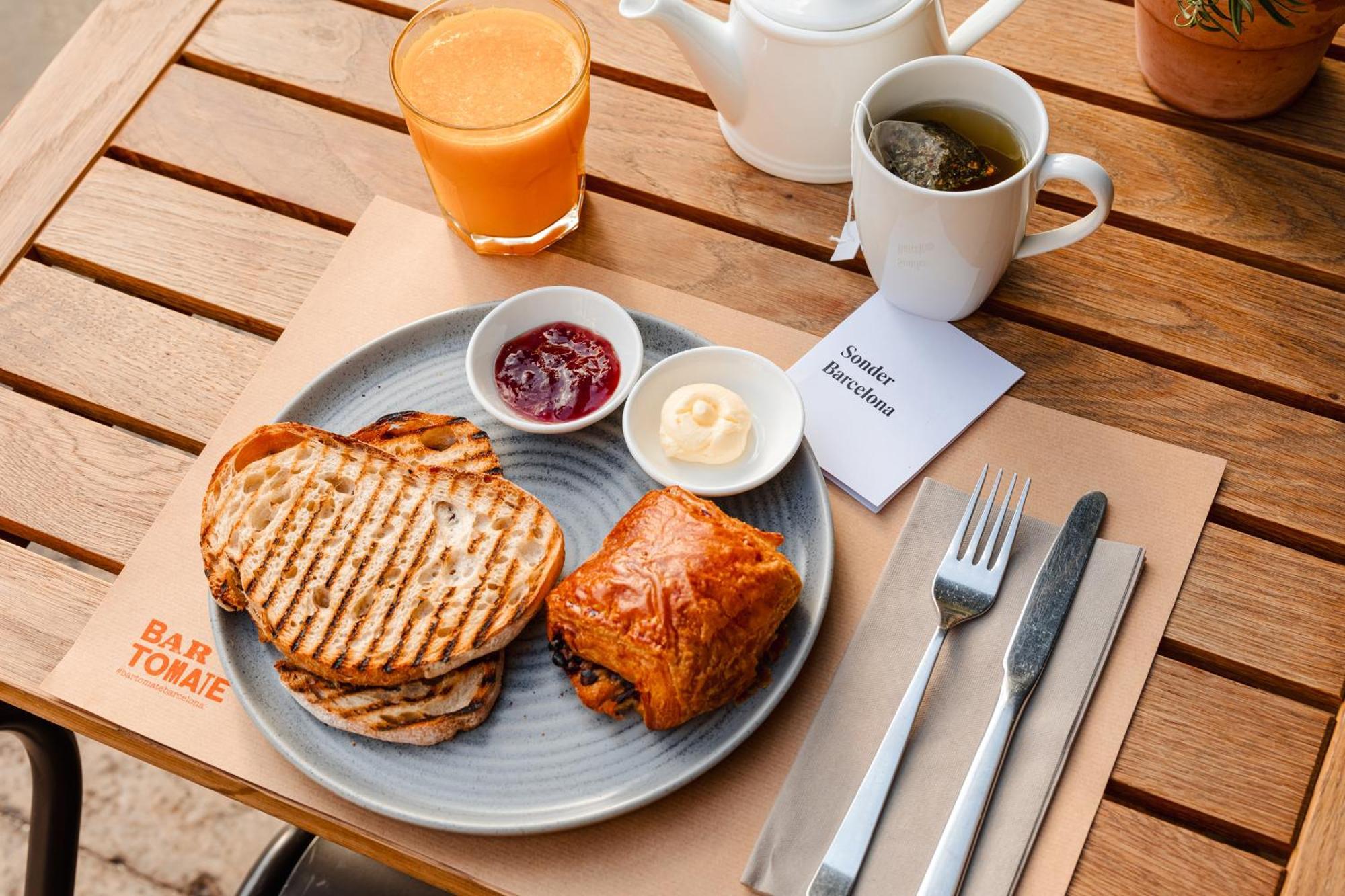 โรงแรมโดพลสคาเรียลจีแอล บาร์เซโลนา ภายนอก รูปภาพ A breakfast at the restaurant
