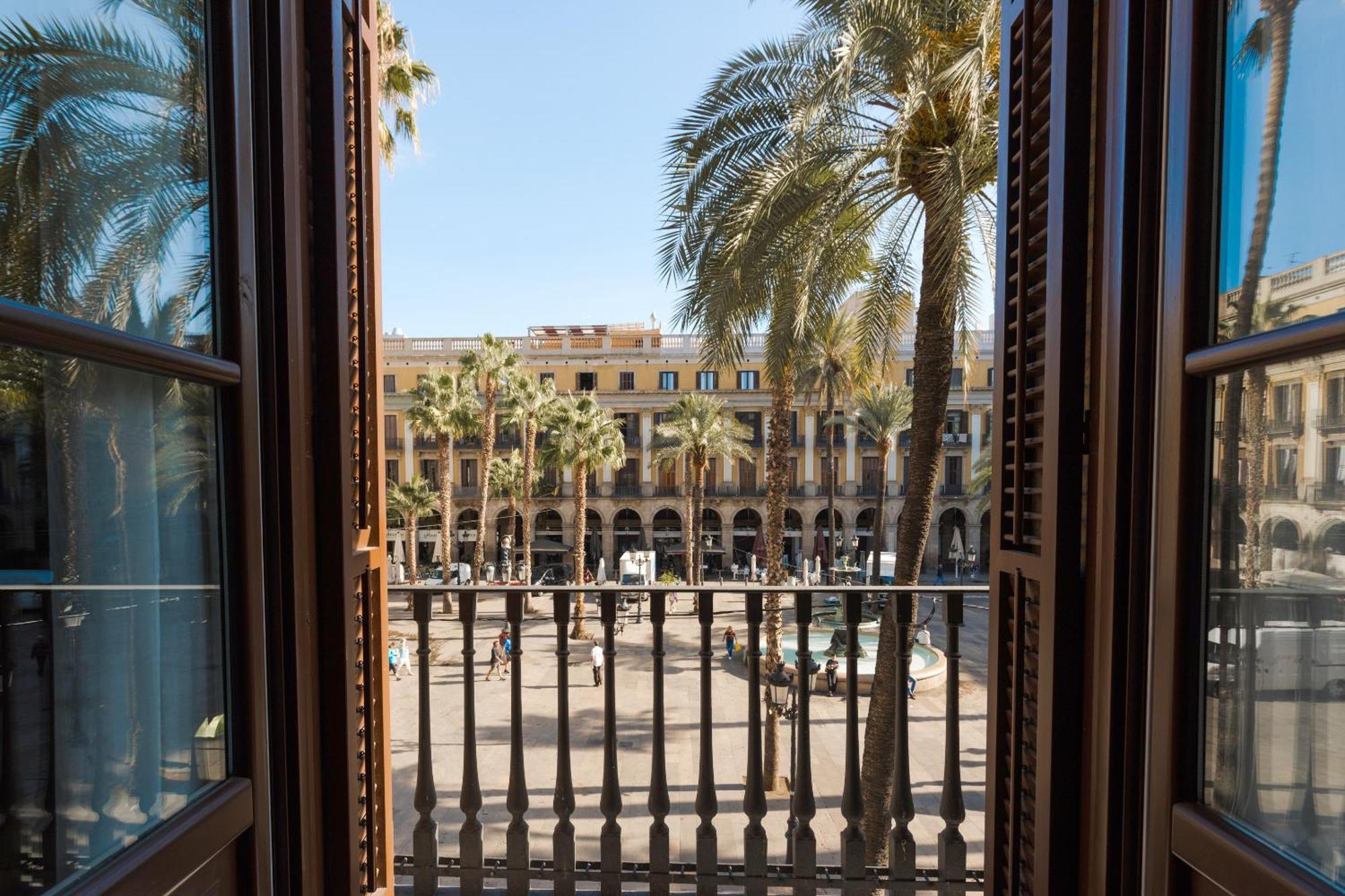 โรงแรมโดพลสคาเรียลจีแอล บาร์เซโลนา ภายนอก รูปภาพ View of the square from the hotel