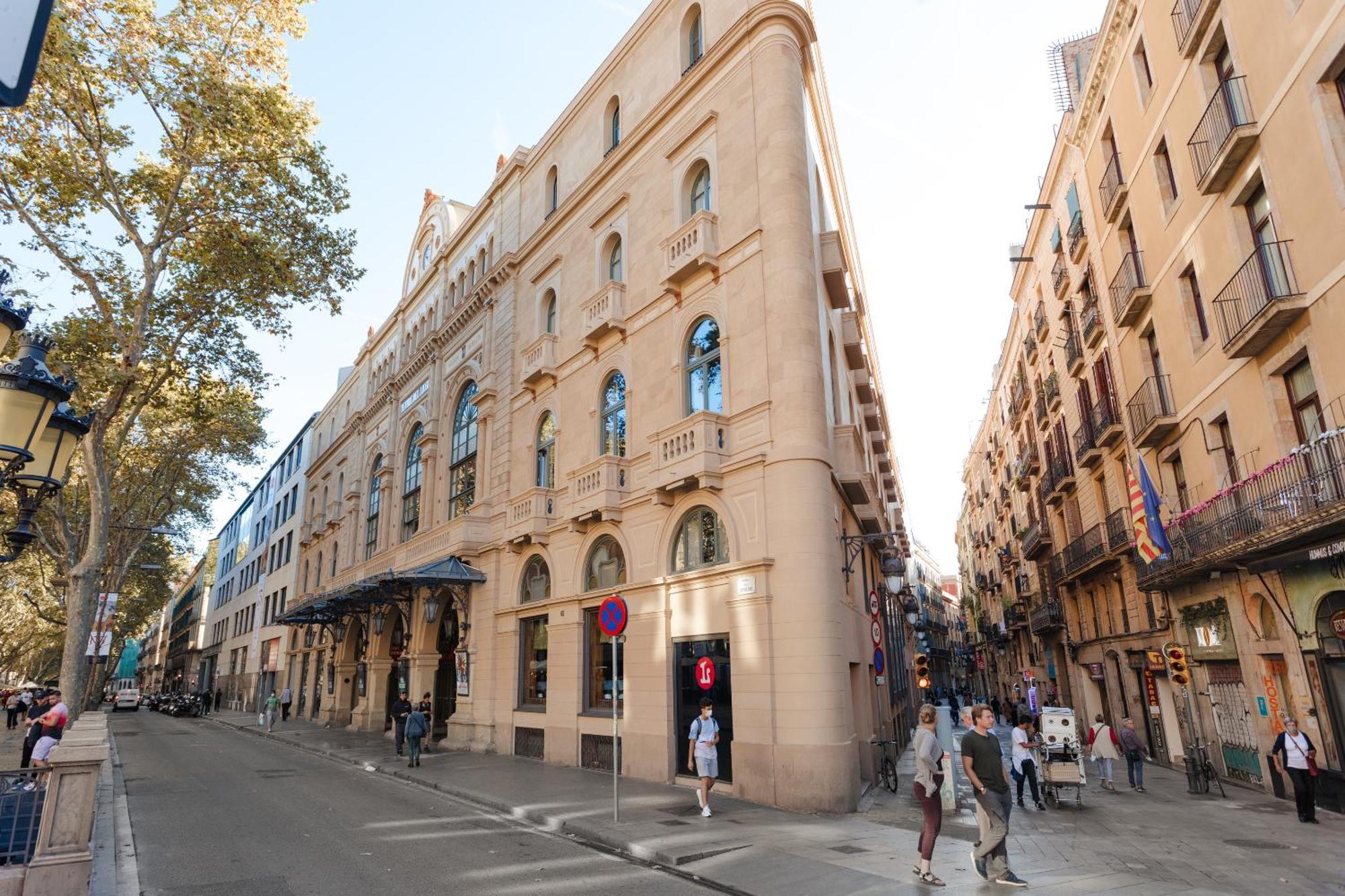โรงแรมโดพลสคาเรียลจีแอล บาร์เซโลนา ภายนอก รูปภาพ The hotel in 2016